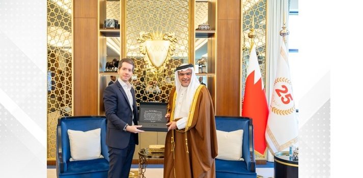 Crypto.com presents Bahrain’s Crown Prince and Prime Minister with new crypto Mastercard prototype